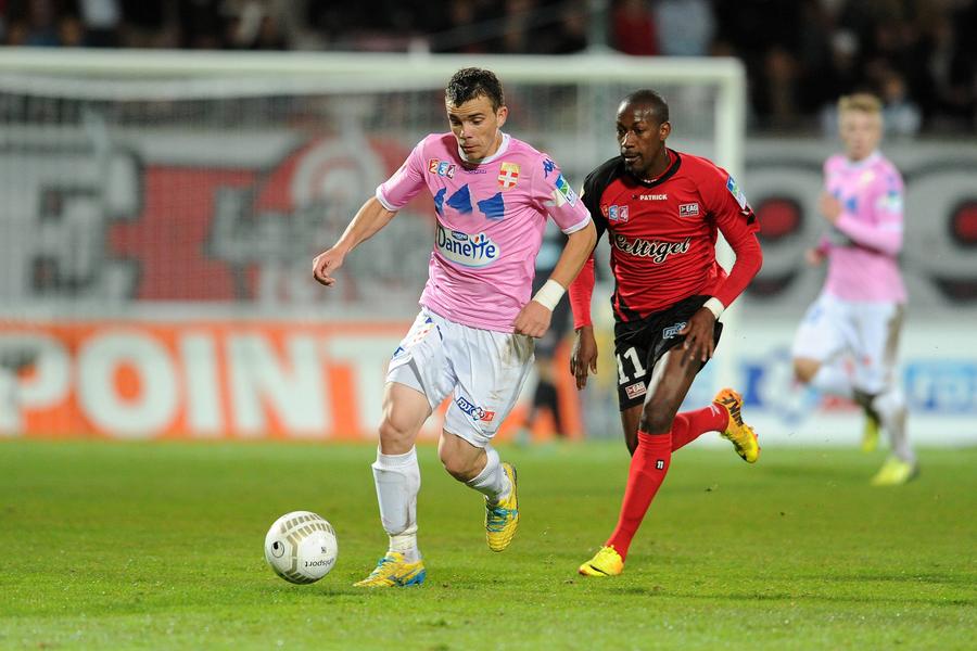 Dan Nistor la Evian. Foto: Imago Images „Am crezut că e manevră! Până atunci nu văzusem euro” » Dan Nistor a ajuns la 500 de meciuri în Superligă. Interviu cât o carieră pentru GSP: „Tata m-a învățat o chestie foarte interesantă”
