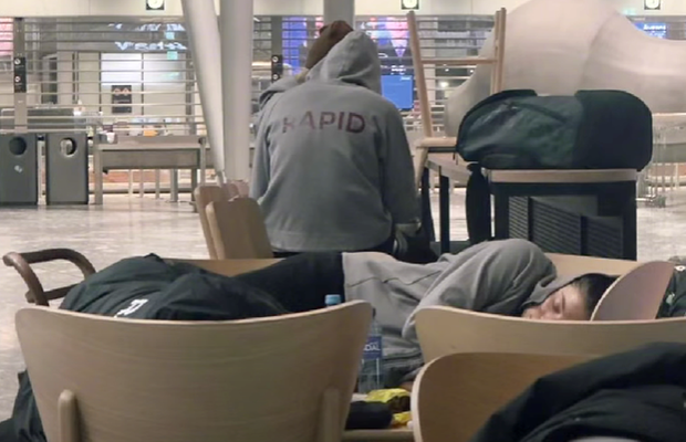 Coșmar pe drum pentru echipa Rapidului, înaintea meciului de mâine: „Noaptea a fost petrecută în aeroport”