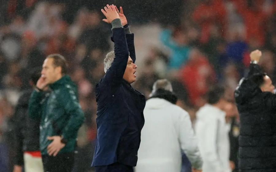 Jose Mourinho (63 de ani) are 31 de meciuri ca antrenor la Benfica, cu 19 victorii, 6 egaluri și 6 înfrângeri Răspunsul misterios al lui Mourinho înaintea revanșei cu Real Madrid: „Am clauză cu Benfica ușor de reziliat”
