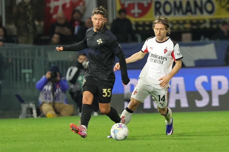 Felipe Loyola, în duel cu Luka Modric, ambii marcatori în Pisa - Milan 1-2 / Foto: Imago Pisa i-a decis viitorul lui Marius Marin! » Cum a influențat schimbarea de antrenor situația mijlocașului