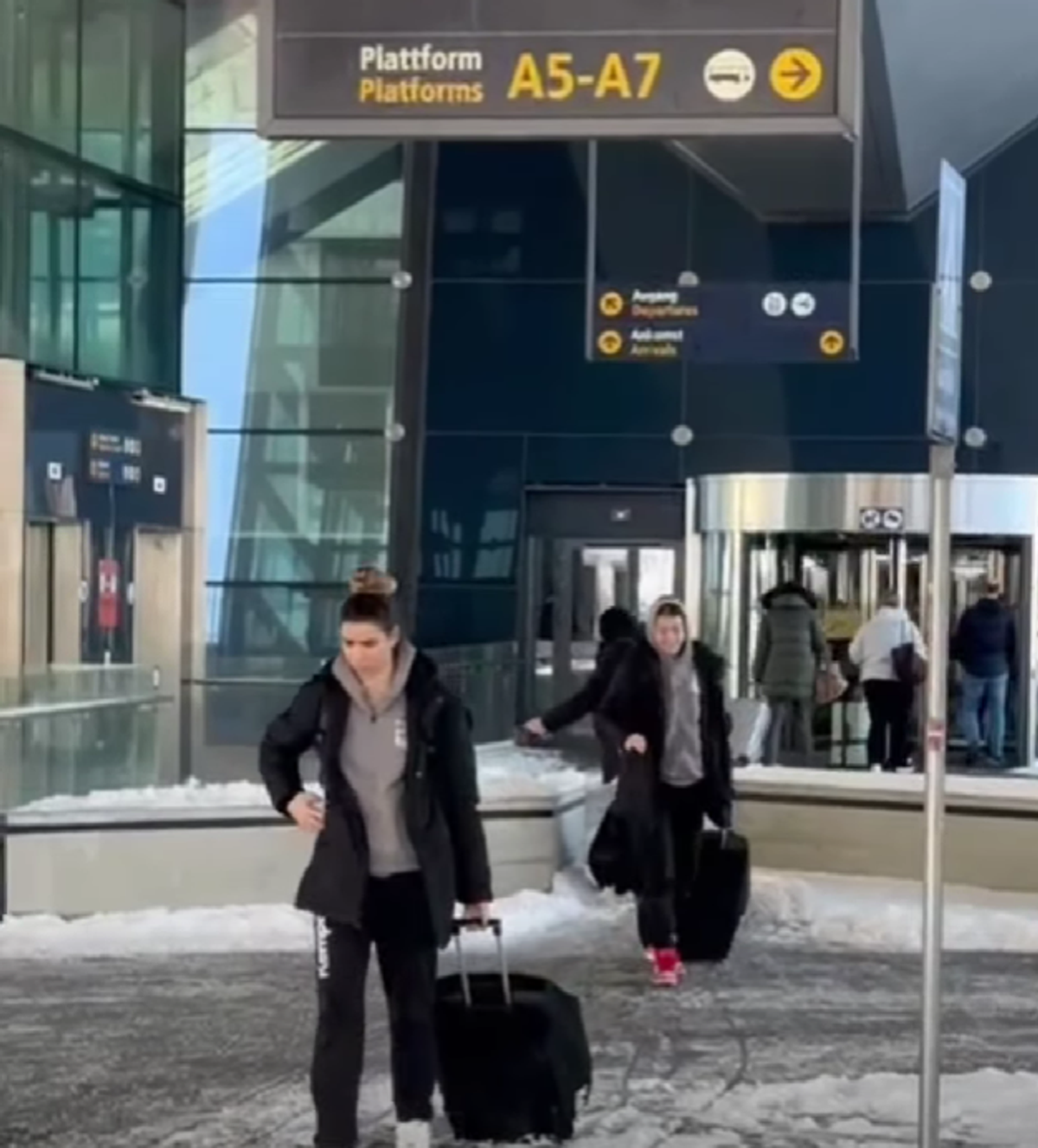 Coșmar pe drum pentru echipa Rapidului, înaintea meciului de mâine: „Noaptea a fost petrecută în aeroport”