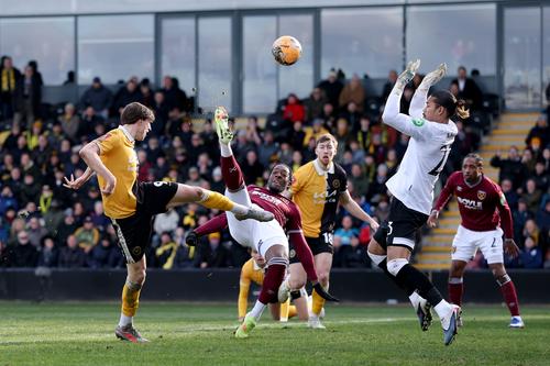 Burton Albion - West Ham (0-1 după prelungiri), în „șaisprezecimile” FA Cup // FOTO: Getty Images