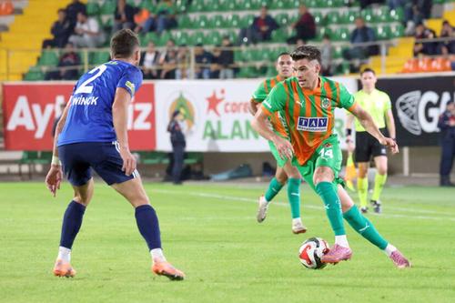 Ianis Hagi, fotbalistul celor de la Alanyaspor, în acțiune // FOTO: Imago Images