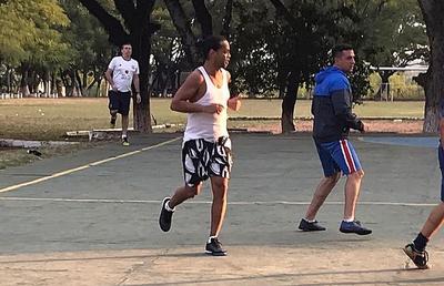VIDEO + FOTO Ronaldinho a făcut show în campionatul închisorii din Paraguay! A câștigat un porc de 15 kilograme