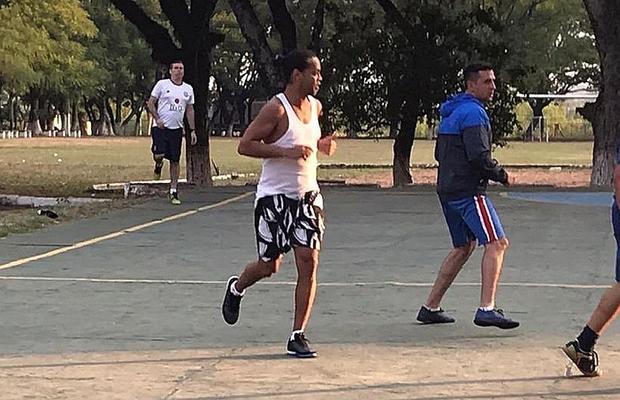 VIDEO + FOTO Ronaldinho a făcut show în campionatul închisorii din Paraguay! A câștigat un porc de 15 kilograme