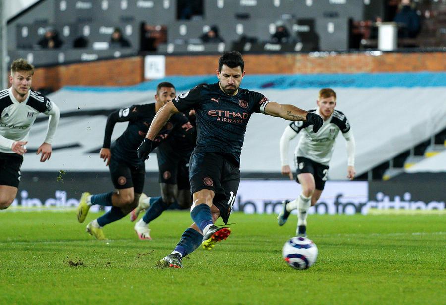 Momentul din minutul 60, când Sergio Aguero a înscris din penalty în poarta lui Alphonse Areola FOTO Imago Seceta s-a încheiat » Sergio Aguero, decisiv pentru Manchester City după 14 luni fără gol marcat în Premier League