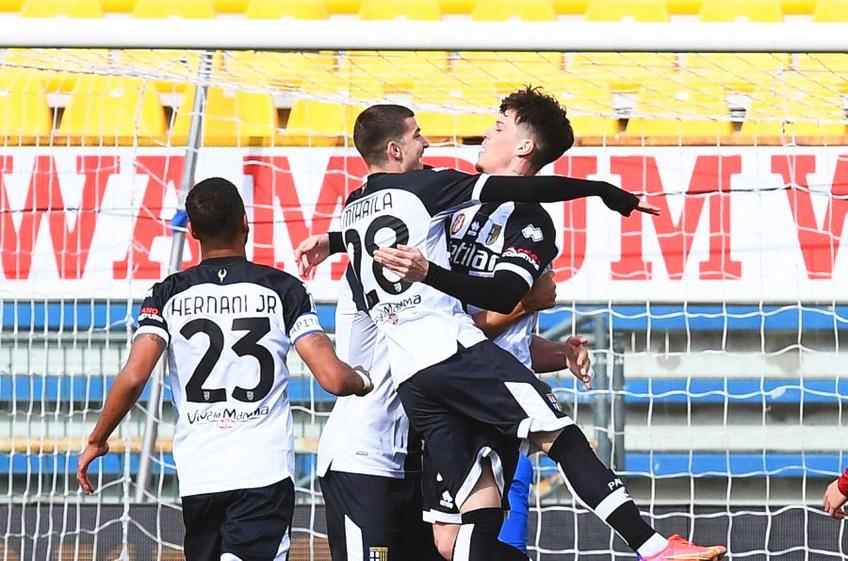 Valentin Mihăilă (21 de ani) a marcat din nou pentru Parma, tot din pasa lui Dennis Man (22 de ani). De data asta, formația lor a obținut și victoria, 2-0 cu AS Roma.