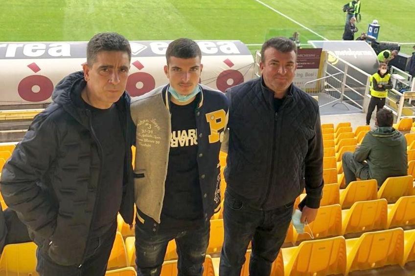 Valentin Mihăilă, alături de Silviu Bogdan (primul din stânga) și tatăl său, Marian (în dreapta)