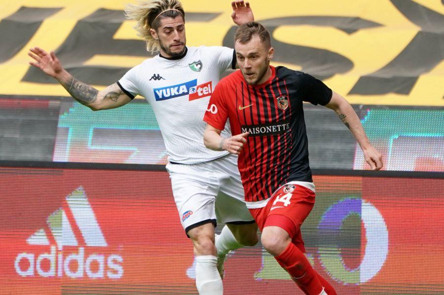Alexandru Maxim, în Gaziantep - Denizlispor // foto: Twitter @ GaziantepFK Danemarca versus România, o comparație care ne lasă interziși! » Primul „11” al semifinalistei Euro a costat cât Man și Ianis Hagi