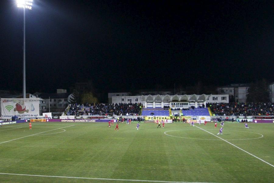 Stadionul din Botoșani are o capacitate de 7.800 de locuri Aici îl invită Iftime pe Rădoi » „Incursiune” în lumea celor de la FC Botoșani, unul dintre cluburile cu cele mai proaste condiții din Liga 1