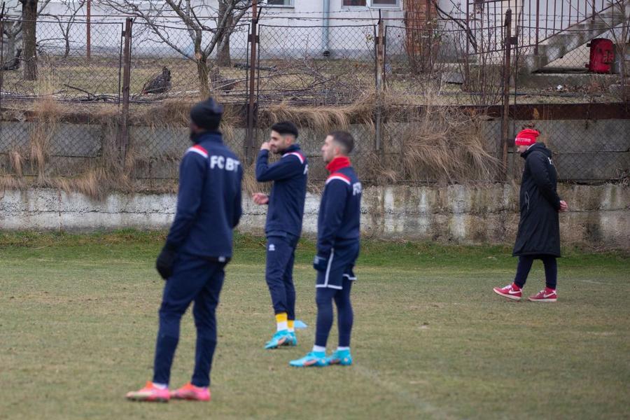 Lângă terenul de antrenament, câteva găini caută mâncare prin ogradă Aici îl invită Iftime pe Rădoi » „Incursiune” în lumea celor de la FC Botoșani, unul dintre cluburile cu cele mai proaste condiții din Liga 1
