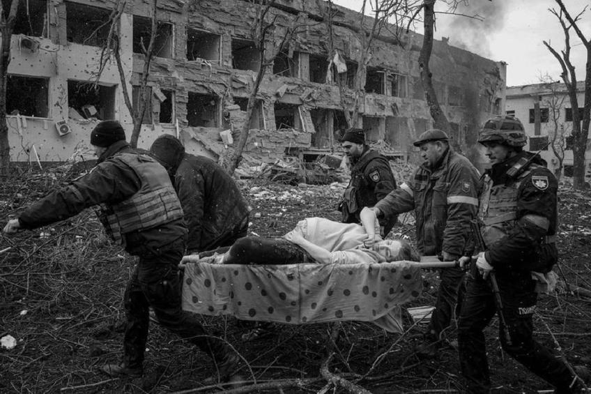 Imagine dezolantă în urma atacului rusesc din Mariupol / Sursă foto: Evgeniy Maloletka via Instagram