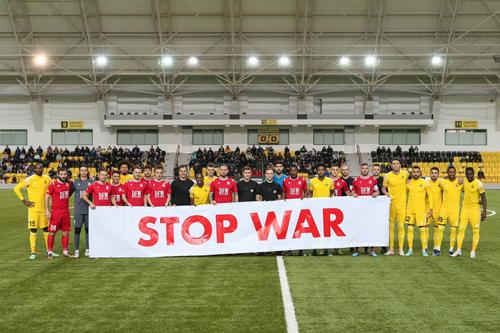 Fotbaliștii echipei Sheriff s-au fotografiat cu banner dedicat războiului înaintea partidei de duminică, jucată contra celor de la Milasmi Orhei și pierdută cu scorul 0-1 // FOTO Facebook @ FC Sheriff