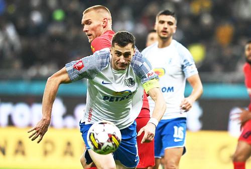 Ionuț Larie în deul cu Tamm, într-un Farul - FCSB, foto: Imago
