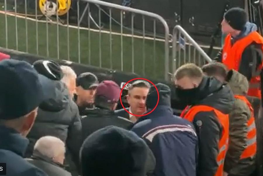 Cristi Balaj, în dialog cu suporterii nemulțumiți ai lui CFR Cluj Umilită de CFR Cluj pe teren, U Cluj și-a luat revanșa în tribune! Cifră greu de digerat pentru „feroviari”: au fost în deplasare pe teren propriu!