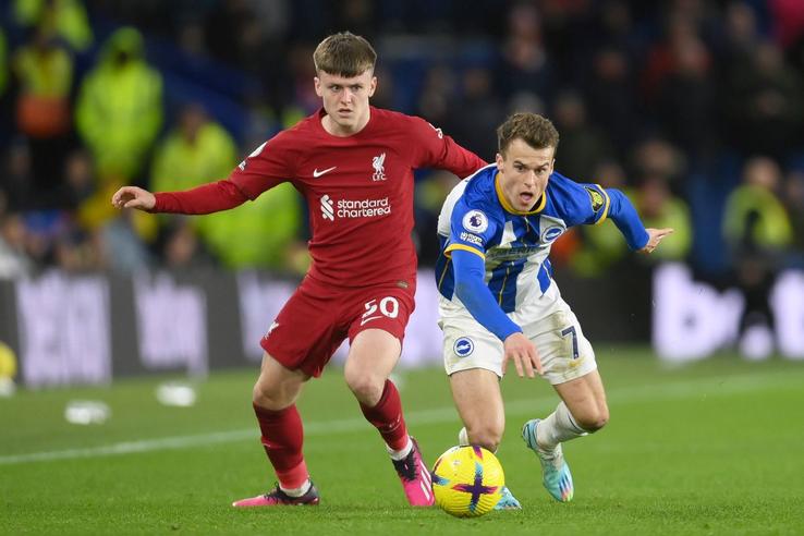 Ben Doak, în stânga, la prima echipă a lui Liverpool