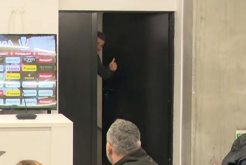 Gestul lui Daniel Niculae în timpul conferinței lui Bergodi & Șucu