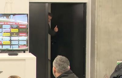 Gestul lui Daniel Niculae în timpul conferinței lui Bergodi & Șucu: „Încet, încet, intrăm cu toții!”