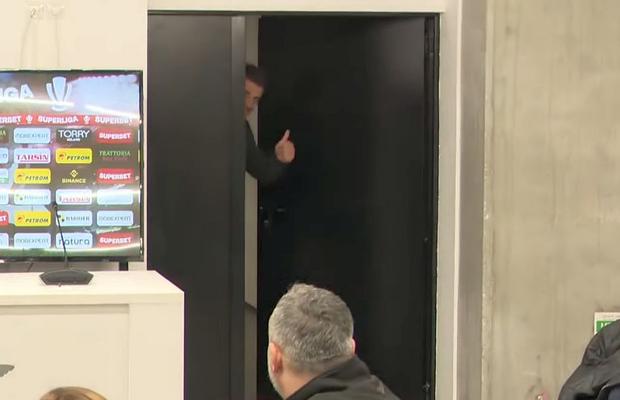 Gestul lui Daniel Niculae în timpul conferinței lui Bergodi & Șucu: „Încet, încet, intrăm cu toții!”
