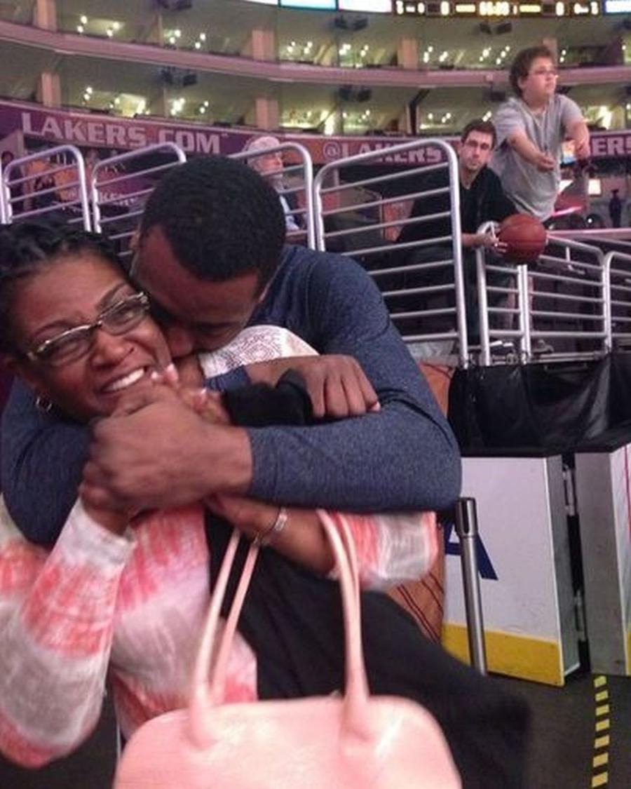John Wall și mama lui (foto: Instagram) „Mi-am pus o armă la tâmplă de două ori. Dacă nu ar fi fost copiii mei, m-aș fi sinucis!” » Un star din NBA vorbește despre problemele de sănătate mintală cu care s-a confruntat