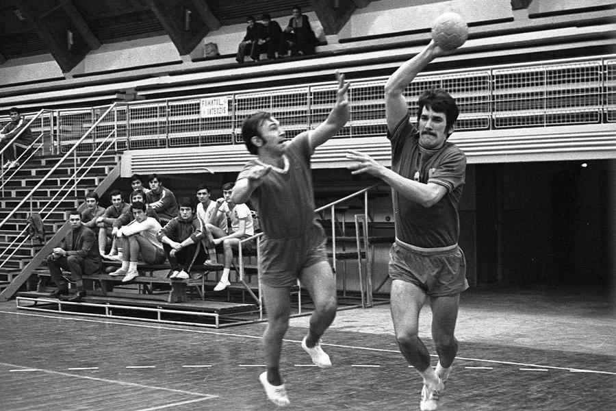 Radu Voina, aici înainte de Campionatul Mondial masculin de handbal Germania 1974 Foto: Gazeta Sporturilor/GSP „Noi voiam performanță, dar ce făcea Nadia era din altă galaxie” » Mărturiile a 4 vicecampioni olimpici români, care au fost la Montreal '76: „Mâncam unii lângă alții”