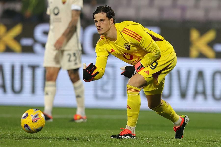 Mile Svilar, integralist în 30 meciuri la Roma în acest sezon, are contract în „Cetatea Eternă” până în 2027 Foto: Guliver/GettyImages Caz unic pe masa FIFA » Cer derogare pentru titularul din Serie A, „blocat” de regulamente pentru doar patru zile!