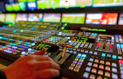 Au semnat contractul » Un post de televiziune a achiziționat peste o mie de transmisiuni live!