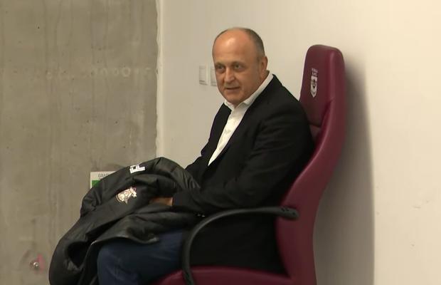 Imagini de senzație! Patronul Dan Șucu, așteptând cuminte să ia cuvântul la conferința de presă a Rapidului