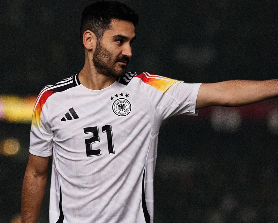 Ilkay Gundogan a prezentat tricoul alb, tradițional, al naționalei Germaniei / Foto: X DFB Germania își lansează noul echipament de Euro 2024 într-o culoare neobișnuită