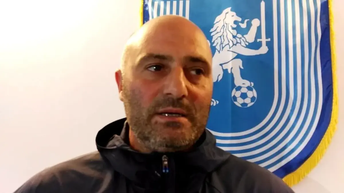 Atmosferă IRESPIRABILĂ la derby-ul Craiovelor: meciul a fost întrerupt din cauza materialelor pirotehnice