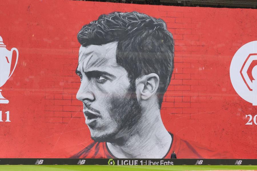 Suporterii i-au dedicat un portret uriaș duminică, la partida cu Rennes (2-2) / Foto: Imago I-au făcut statuie lui Hazard! Clubul i-a dat și numele unui teren de antrenament