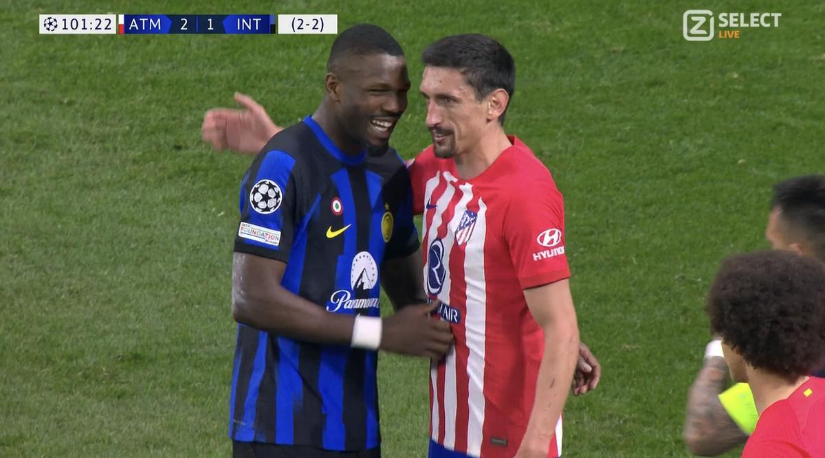 Gestul lui Thuram asupra lui Savic, în Atletico - Inter