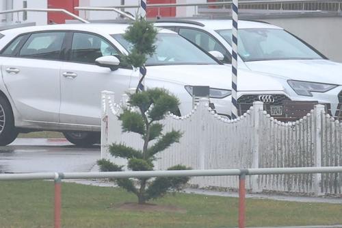 Cu ocazia prelungirii contractului, Joshua Kimmich a plantat un copac la baza de pregătire a lui Bayern / Foto: Bild