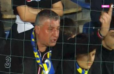 I-au „aliniat”! Ultrașii i-au mustrat pe jucători după primul meci din play-out