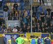 I-au „aliniat”! Ultrașii i-au mustrat pe jucători după primul meci din play-out