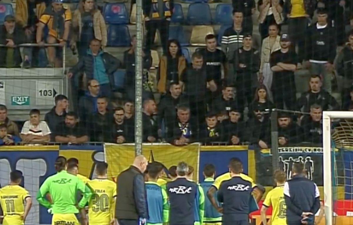 I-au „aliniat”! Ultrașii i-au mustrat pe jucători după primul meci din play-out