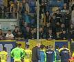 I-au „aliniat”! Ultrașii i-au mustrat pe jucători după primul meci din play-out