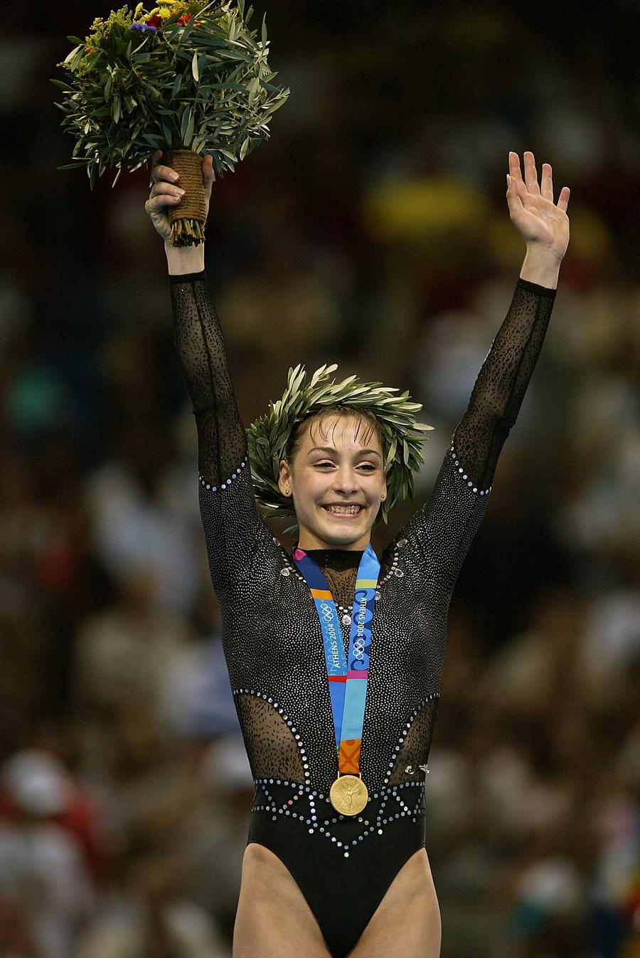 Cătălina Ponor pe podium la Atena în 2004 FOTO Imago Images Reverență pentru Cătălina Ponor » Federația Europeană i-a dedicat un amplu material româncei: „Mama a vrut să mă las la 9 ani, i-am zis că fug de acasă”