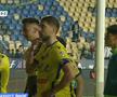 I-au „aliniat”! Ultrașii i-au mustrat pe jucători după primul meci din play-out