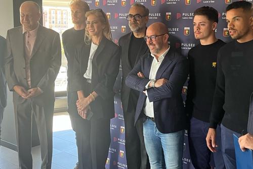 Dan Șucu, stânga, alături de trei dintre jucătorii lui Genoa și reprezentanții Pulsee