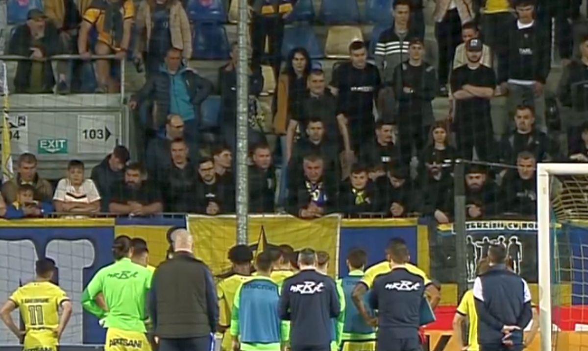 Ultrașii i-au mustrat pe jucătorii Petrolului după primul meci din play-out