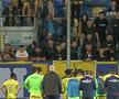 I-au „aliniat”! Ultrașii i-au mustrat pe jucători după primul meci din play-out
