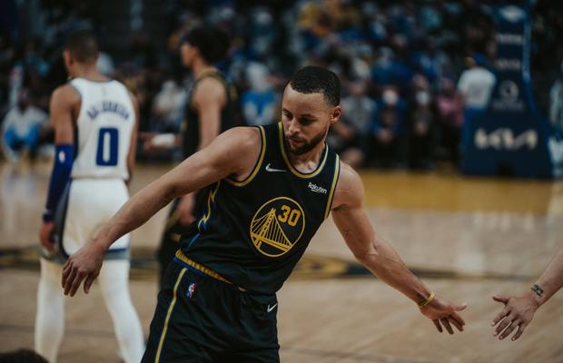 Stephen Curry a realizat o performanță unică în istoria NBA! Numărul incredibil de coșuri de 3 puncte la care a ajuns: „E ca o balerină”