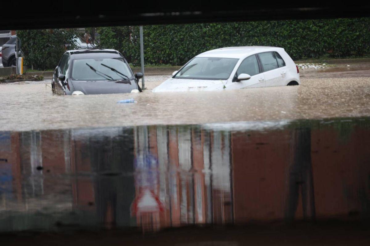 S-a cerut amânarea meciului Fiorentina - Juventus » Imagini incredibile de la furtunile care au lovit în plin zona și pun în pericol fotbalul