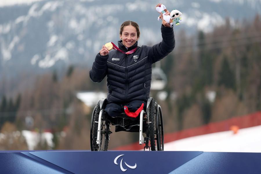 Audrey Pascual pe podium la Jocurile Paralimpice de la Milano Cortina 2026 Foto: Guliver/GettyImages Spania la Jocurile Paralimpice: 4 medalii = Audrey Pascual, studenta cu schi roz neon, născută cu o malformație la ambele picioare