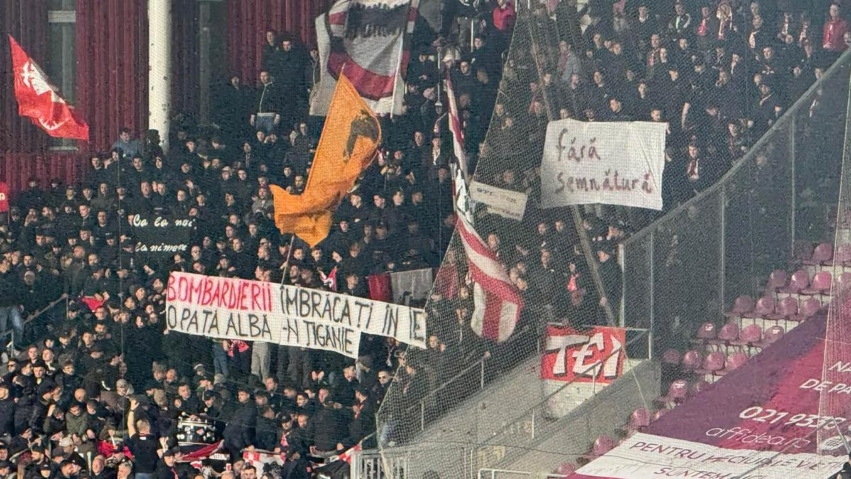Scenografia din derby-ul Rapid - Dinamo » Mesajele afișate de galeriile rivale