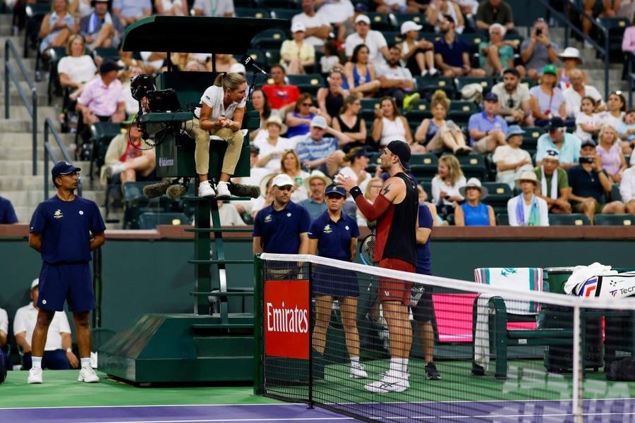 Jack Draper discutând cu arbitra Aurelie Tourte la Indian Wells 2026 Foto: Imago Images Liderul WTA opinează în controversa Medvedev-Draper: „Dacă ar fi câștigat acel punct, ar mai fi cerut revizuirea?”