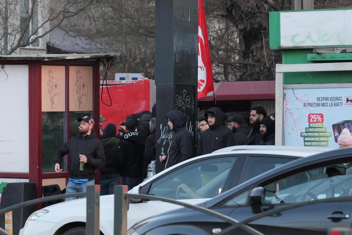 Derapaje rasiste incalificabile și „bombe” la metrou » Ce-a făcut galeria lui Dinamo în drum spre Giulești