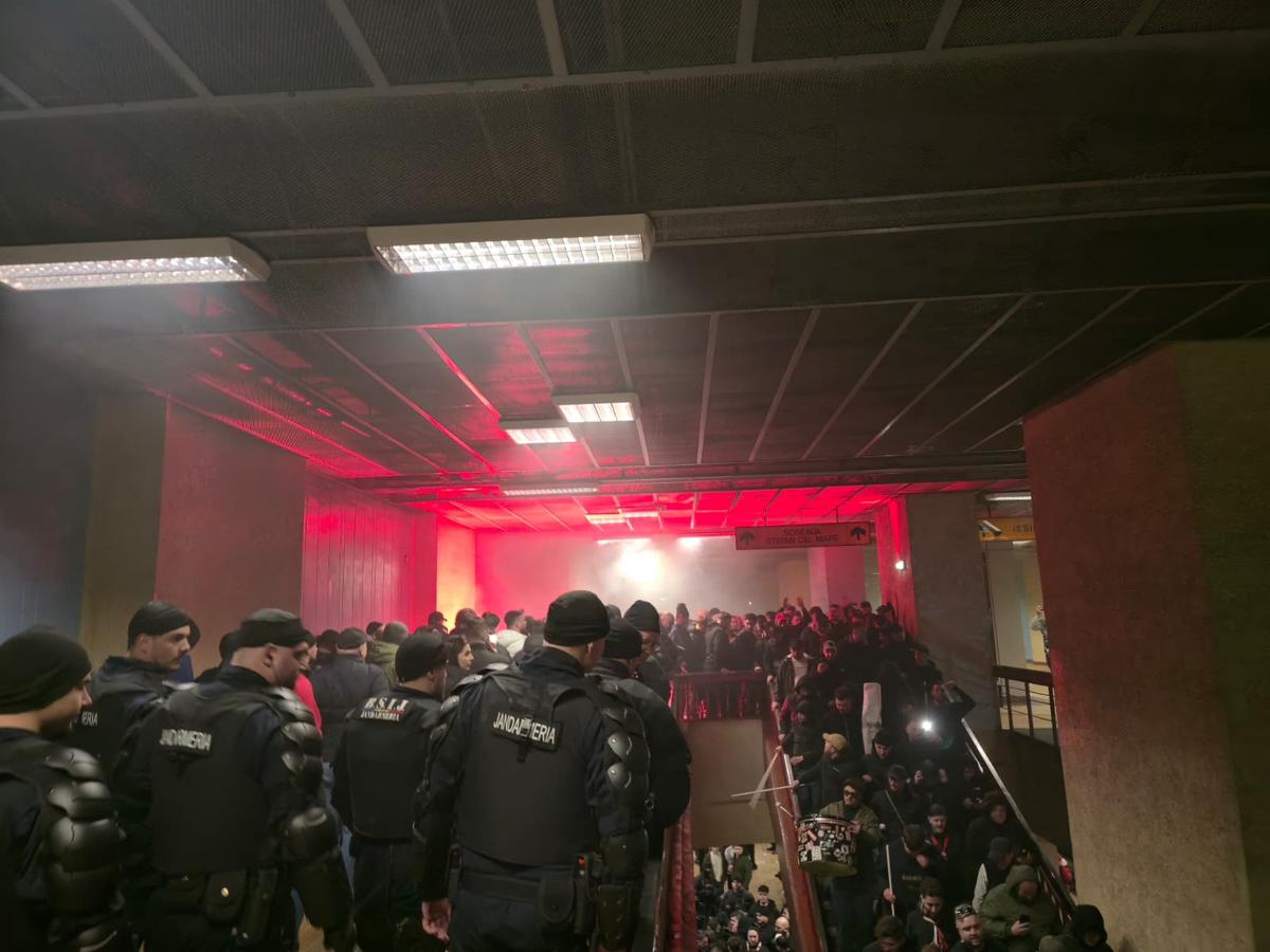Derapaje rasiste incalificabile și „bombe” la metrou » Ce-a făcut galeria lui Dinamo în drum spre Giulești