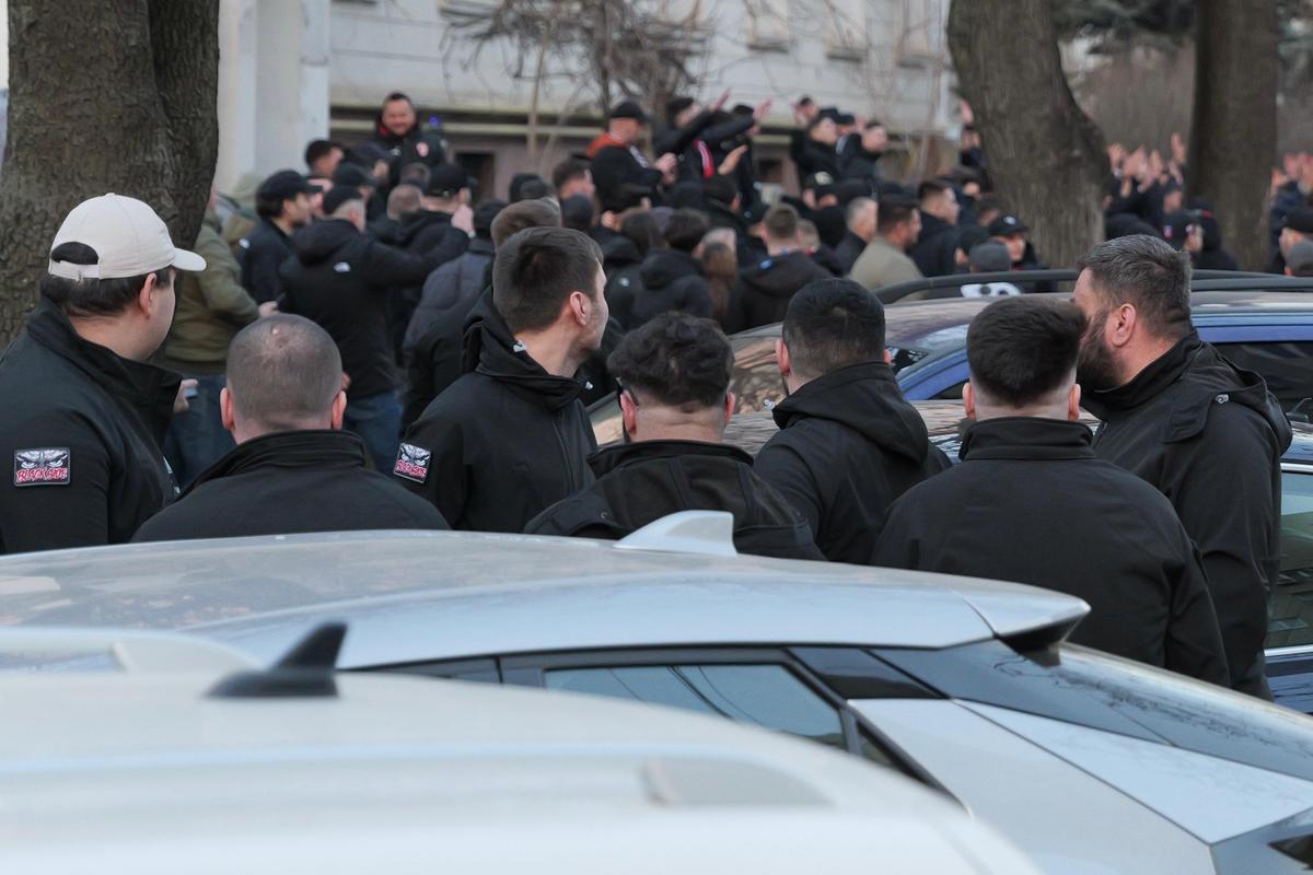 Derapaje rasiste incalificabile și „bombe” la metrou » Ce-a făcut galeria lui Dinamo în drum spre Giulești